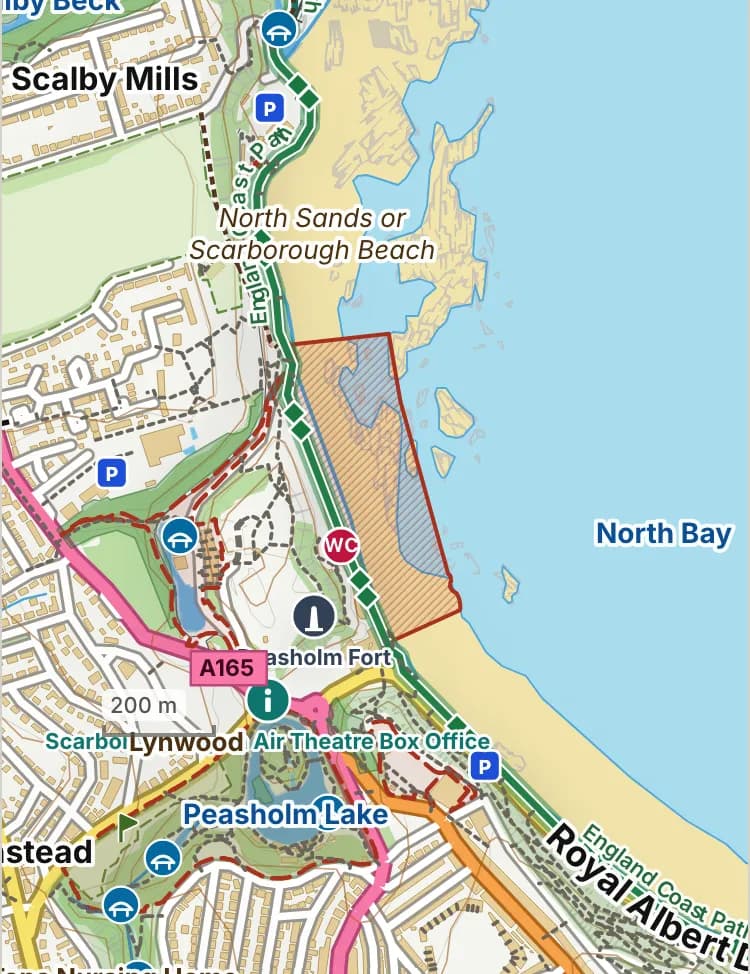 Map of North Bay: the stretch where dogs are banned 1 May to 30 September is hatched in brick, and north bay promenade, where dogs must be on a lead all year, has a dashed brick edge.